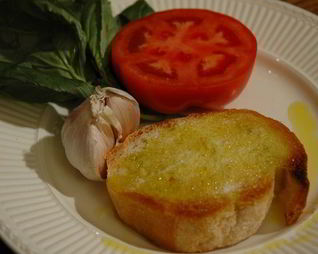 Хлеб с помидором