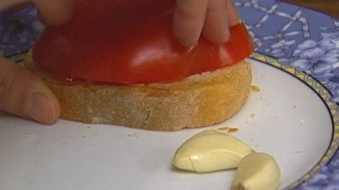 хлеб с помидором