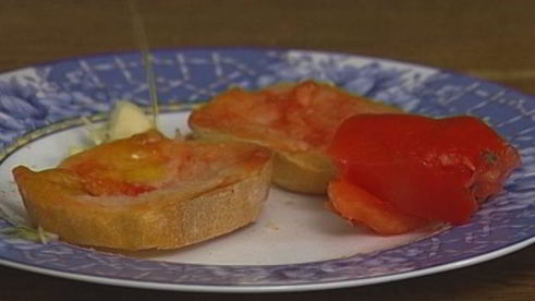 хлеб с помидором