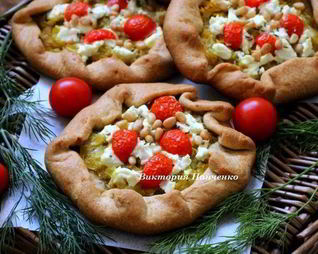 Мини-галеты из цельнозерновой муки с луком-пореем, козьим сыром и кедровыми орехами