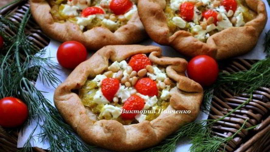 Рецепт мини-галетов из цельнозерновой муки с луком-пореем, козьим сыром и кедровыми орехами