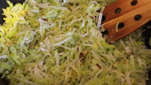 мини-галеты из цельнозерновой муки с луком-пореем, козьим сыром и кедровыми орехами