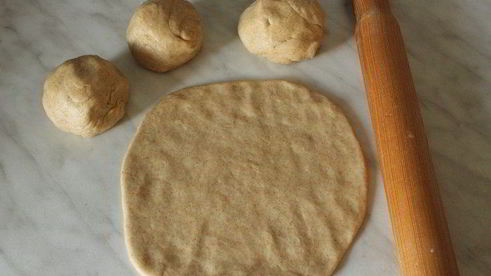 мини-галеты из цельнозерновой муки с луком-пореем, козьим сыром и кедровыми орехами