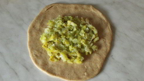 мини-галеты из цельнозерновой муки с луком-пореем, козьим сыром и кедровыми орехами