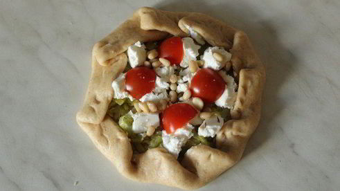 мини-галеты из цельнозерновой муки с луком-пореем, козьим сыром и кедровыми орехами