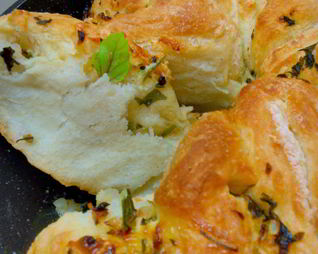 Пикантный хлеб с чесноком, луком и зеленью