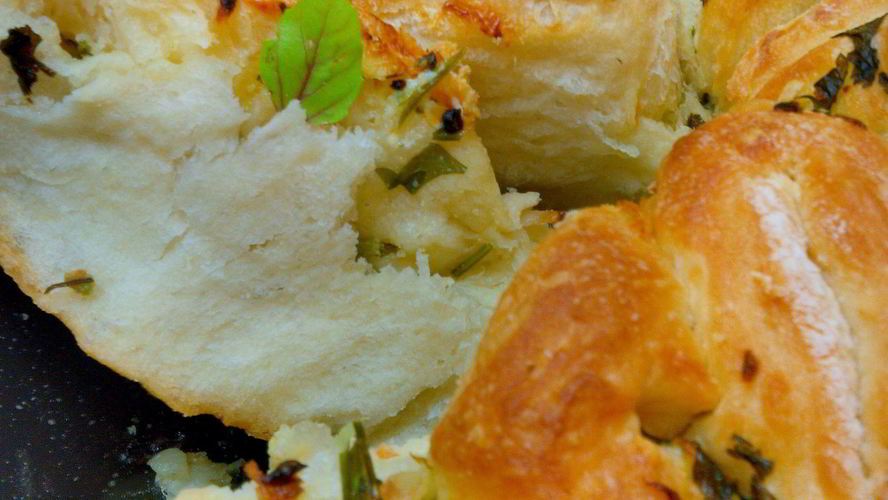 Рецепт пикантного хлеба с чесноком, луком и зеленью