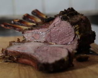 Пряная ягнятина под хлебно-чесночным соусом