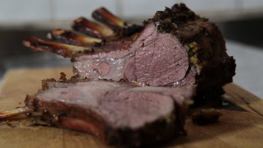 Рецепт пряной ягнятины под хлебно-чесночным соусом