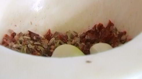 пряная ягнятина под хлебно-чесночным соусом