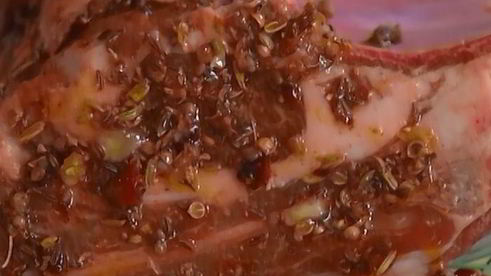 пряная ягнятина под хлебно-чесночным соусом