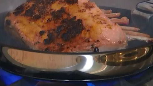 пряная ягнятина под хлебно-чесночным соусом