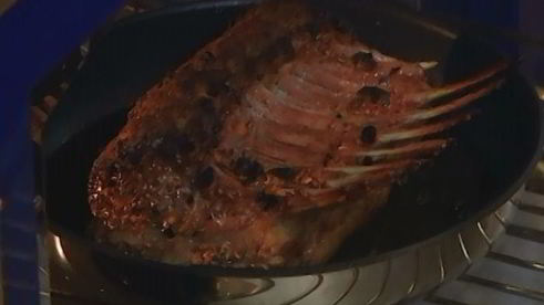 пряная ягнятина под хлебно-чесночным соусом