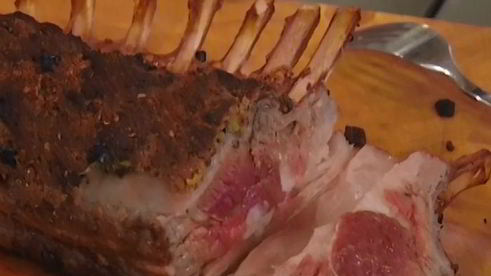 пряная ягнятина под хлебно-чесночным соусом