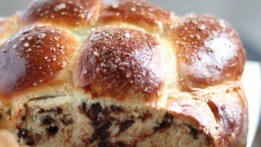 Рецепт сладкой халы с кусочками шоколада и солью