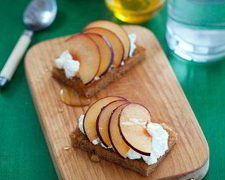 Тосты из черного хлеба с творогом и сливами