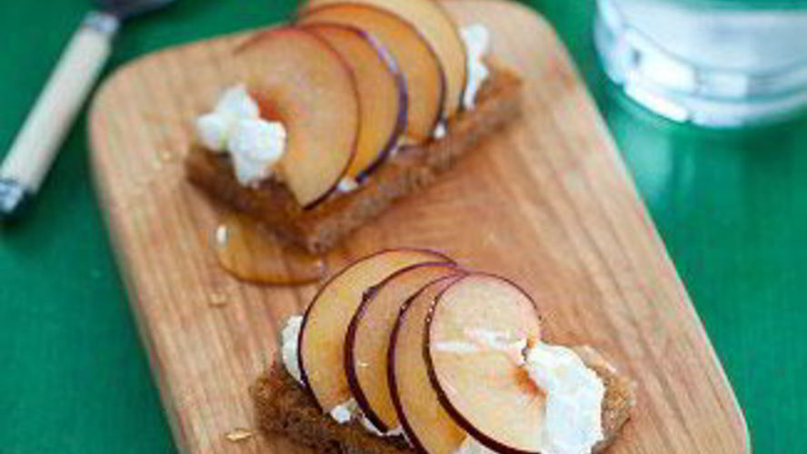 Рецепт тостов из черного хлеба с творогом и сливами