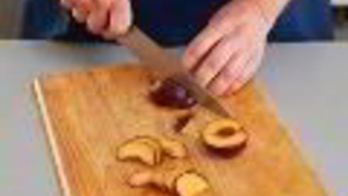 тосты из черного хлеба с творогом и сливами