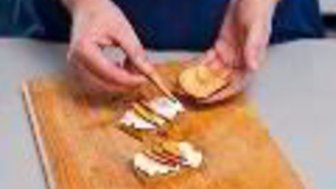 тосты из черного хлеба с творогом и сливами