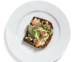 Тосты из ржаного хлеба с раковым салатом