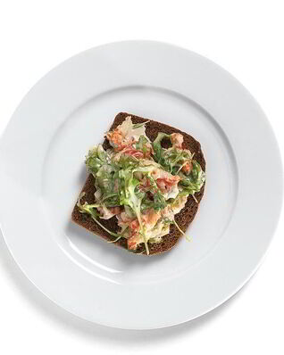 Тосты из ржаного хлеба с раковым салатом