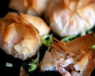 Конвертики из фило с фетой и креветками