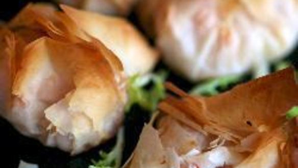 Рецепт Конвертиков из фило с фетой и креветками