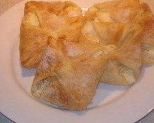 Конвертики из слоеного теста с творогом