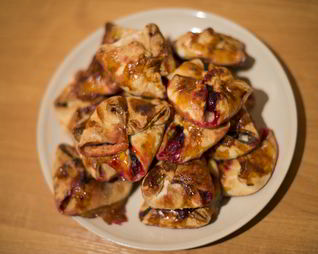 Конвертики с вишней, корицей и апельсинами