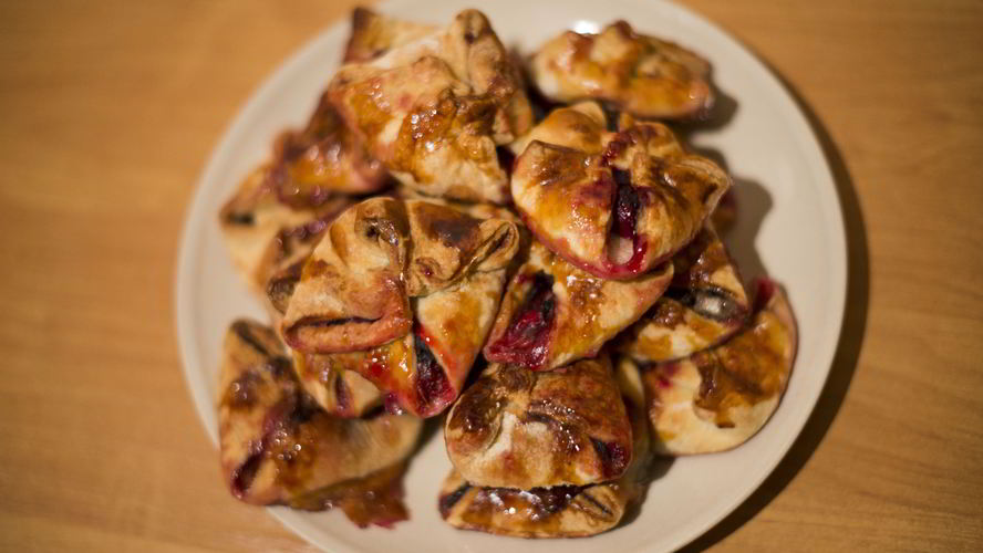 Рецепт конвертиков с вишней, корицей и апельсинами