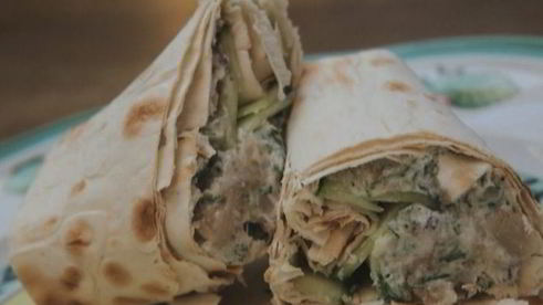 лаваш с копченой скумбрией, огурцом и хреном