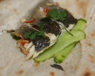 Пряный сибас в лаваше с огурцом и зеленью