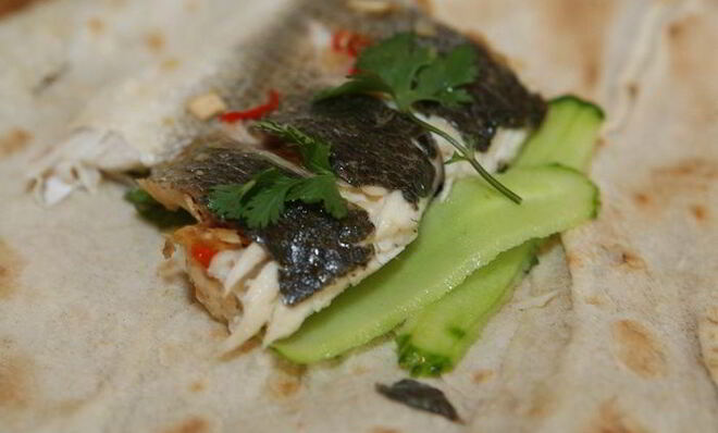 Пряный сибас в лаваше с огурцом и зеленью