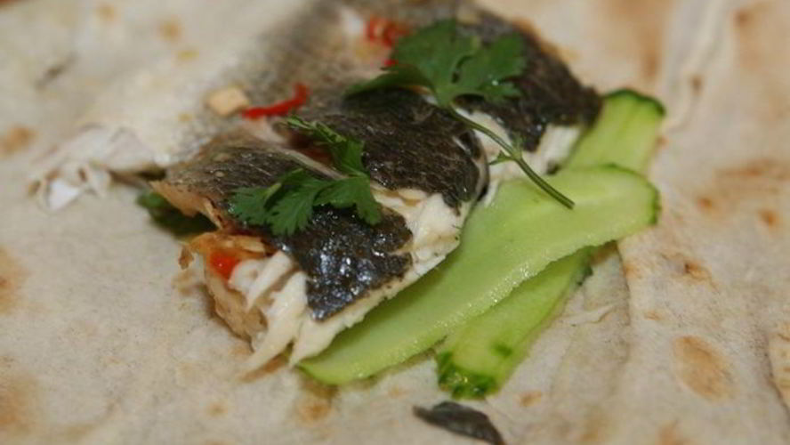 Рецепт пряного сибаса в лаваше с огурцом и зеленью