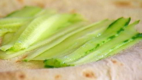 пряный сибас в лаваше с огурцом и зеленью