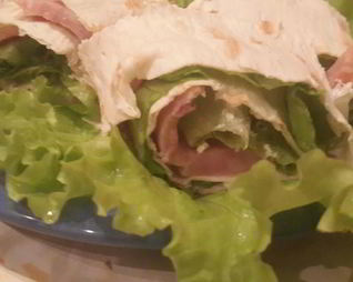 Рулет с ветчиной и сыром в лаваше