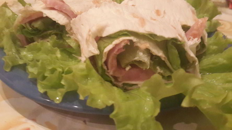 Рецепт рулета с ветчиной и сыром в лаваше