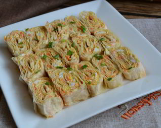 Рулетики из лаваша с корейской морковкой