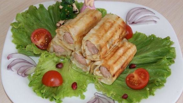 Рецепт Сосисок в лаваше с сыром и картошкой