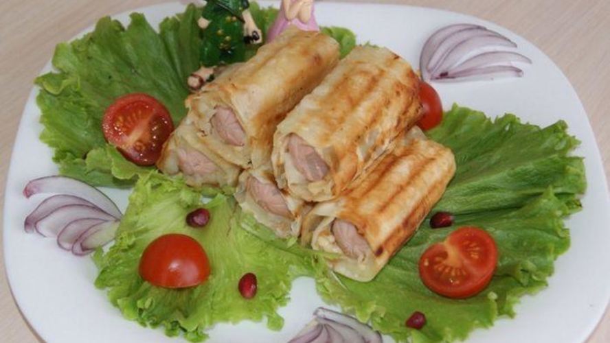 Рецепт сосисок в лаваше с сыром и картошкой