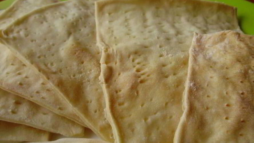 Рецепт еврейской мацы — лепешек в форме половика