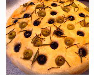 Фокачча с оливками и розмарином