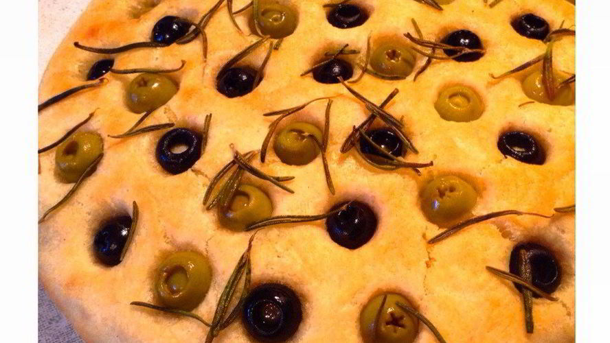 Рецепт фокаччи с оливками и розмарином