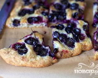 Фокачча с виноградом и розмарином