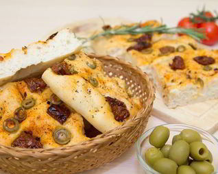 Фокачча с вялеными помидорами и оливками