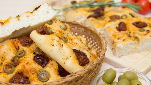 Рецепт Фокаччи с вялеными помидорами и оливками