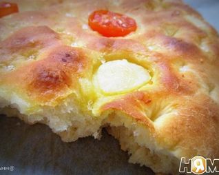 Картофельная фокачча с томатами и чесноком