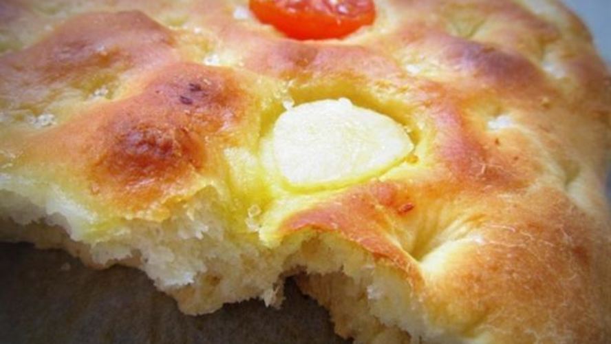 Рецепт картофельной фокаччи с томатами и чесноком