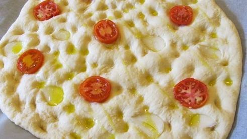 картофельная фокачча с томатами и чесноком