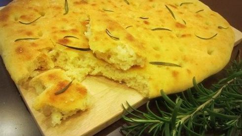 картофельная фокачча с томатами и чесноком